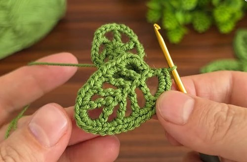 Crochet Leaf Flower – First Leaf Formation