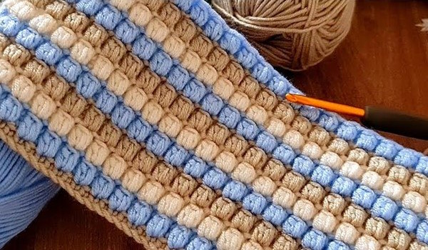 Easy crochet baby blanket pattern with pastel stripes in 10 rows