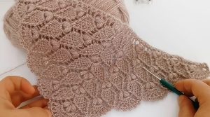 Elegant crochet lace motif for triangular shawl projects