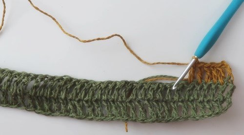 Crochet Paper Yarn Tote Bag – Easy Colorful DIY Tutorial Starting rows of the crochet paper yarn tote bag project