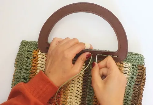 Crochet Paper Yarn Tote Bag – Easy Colorful DIY Tutorial Sewing handle onto the crochet paper yarn tote bag step by step